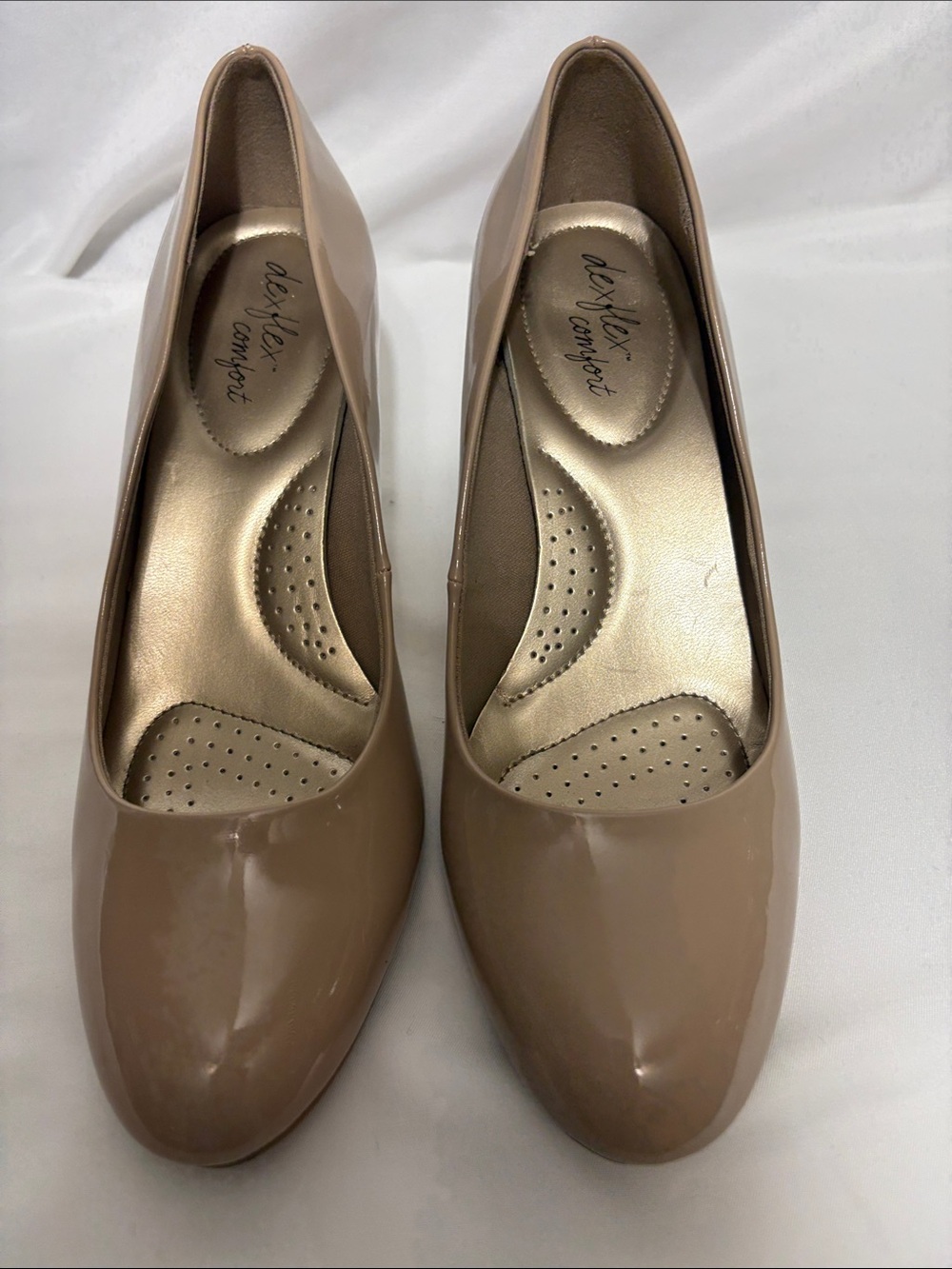 dexflex comfort Patent Round-Toe Heels in Beige
